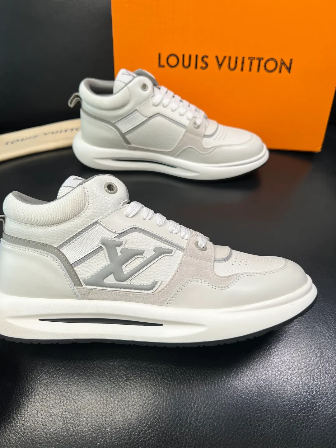 Men's shoes 💰820 Lv high quality top crafts Louis Vuitton, sports sneakers counter synchronization, uppers imported from Italy, high quality splicing colorful complex crafts, imported mesh pads soft and comfortable, soles: original soles specially provided by the original factory, T men's shoes 💰U exclusive movable molded soles super comfortable, original factory single goods, code number 39-44 (customized 38 45)